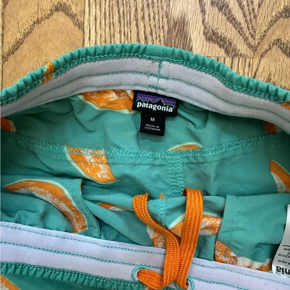 Patagonia Women’s Baggies 5 inch inseam Teal Shorts with Cantaloupe Slice Print - Picture 4 of 5
